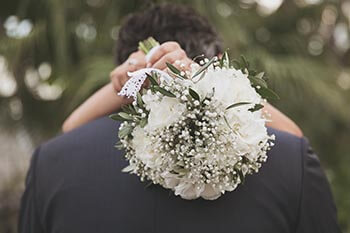 Bouquet de la mariée blanc et embrassade à Toulon