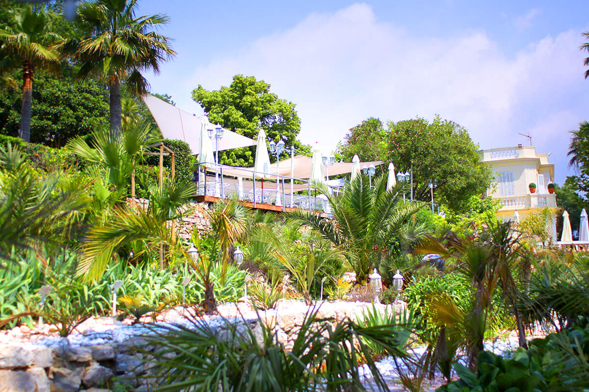 Vue du jardin des Pins Penchés, restaurant à toulon entre mer et montagne