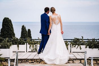 réception mariage en extérieur, chaise et vue mer à Toulon