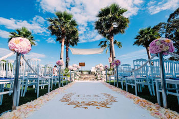 réception mariage en extérieur, chaise et vue mer à Toulon