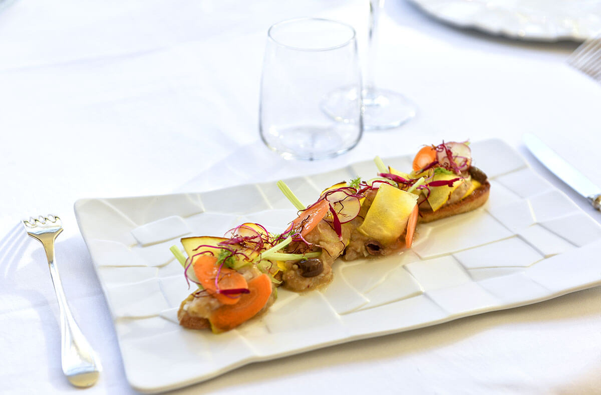 Un banquet de mariage élégant et culinaire.