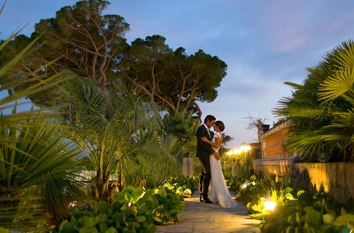 Les mariés dans les jardins des Pins Penchés le soir couché de soleil