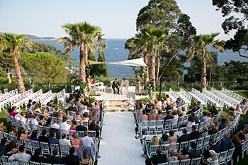 Mariage en extérieur vue mer verdure, au bord de la méditérannée à Toulon dans le Var