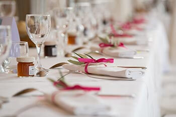 Superbe table de mariage blanche et rouge à TOulon