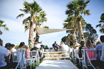cérémonie mariage plein air, barnum et palmiers
